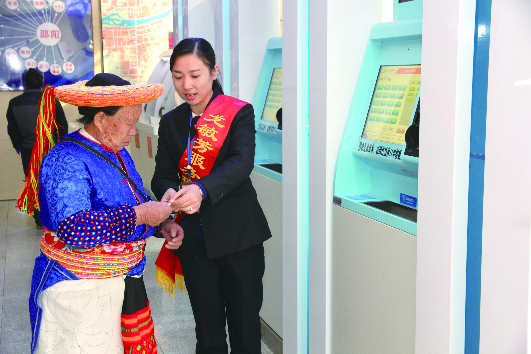 實名自助售票也深受瑤族老人青睞。 李高雄攝于市汽車北站