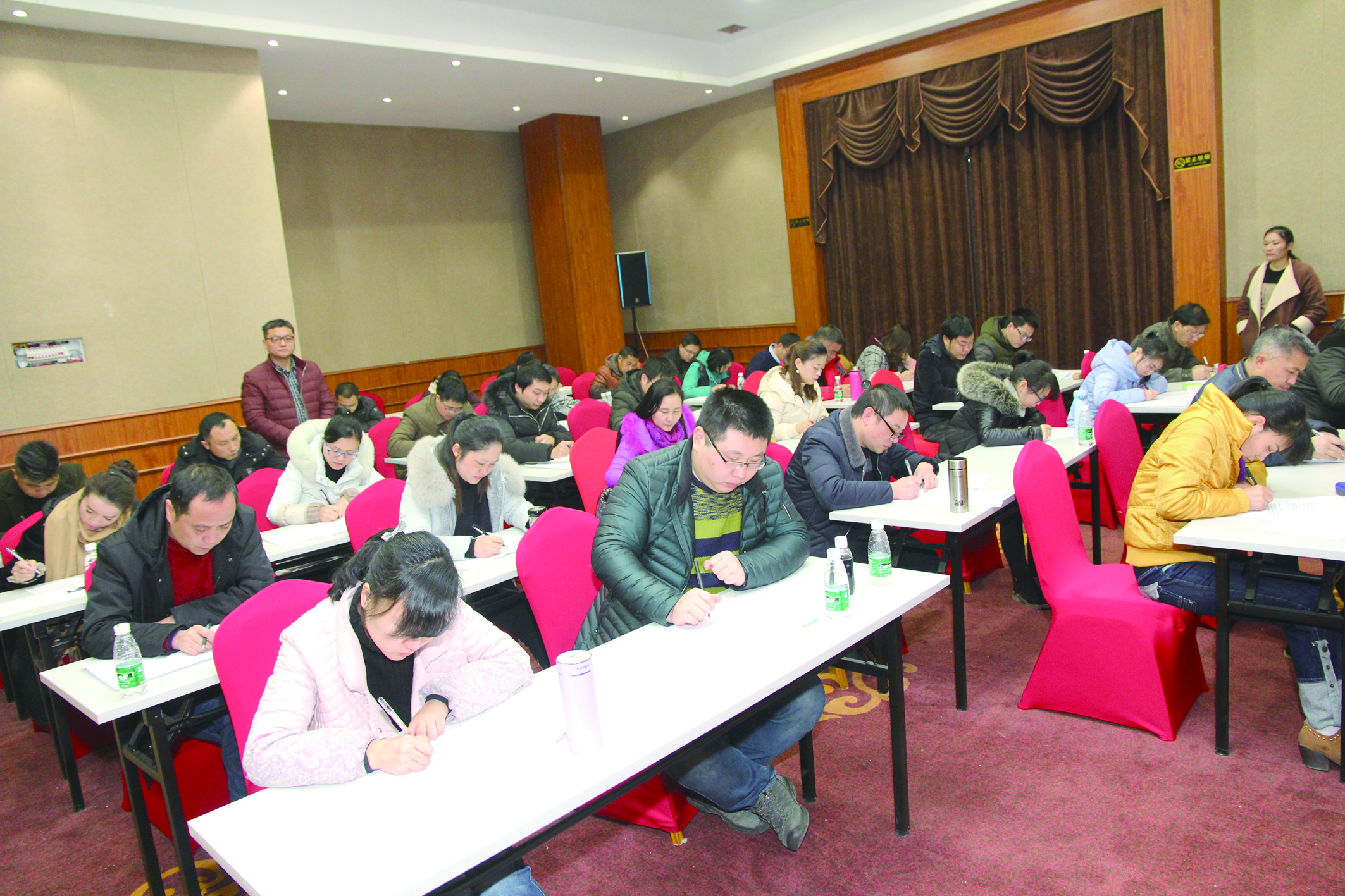1月15日，42名基層骨干正在認(rèn)真答題