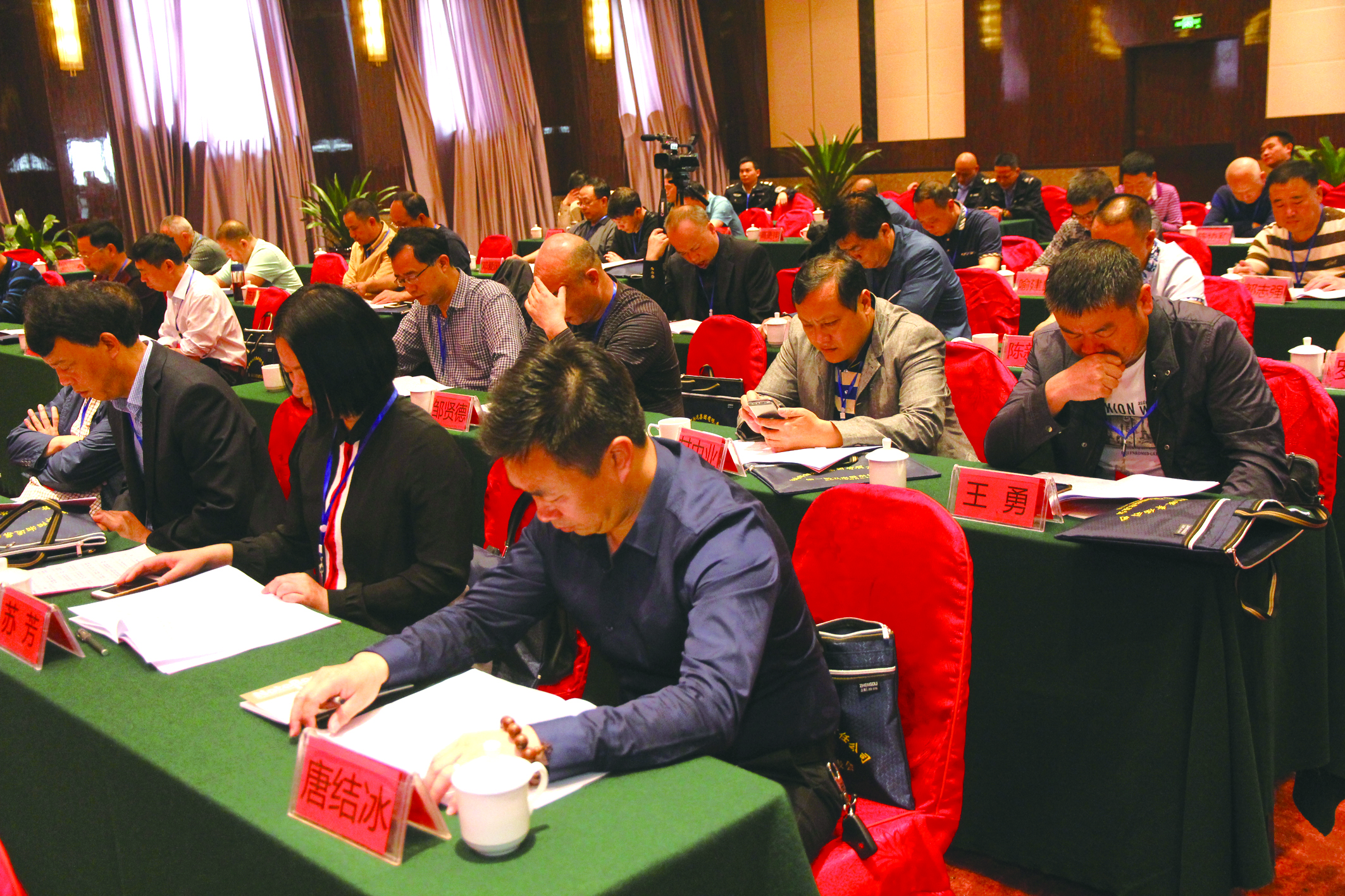 圖為第一屆五次股東代表在認(rèn)真聽取工作報(bào)告。