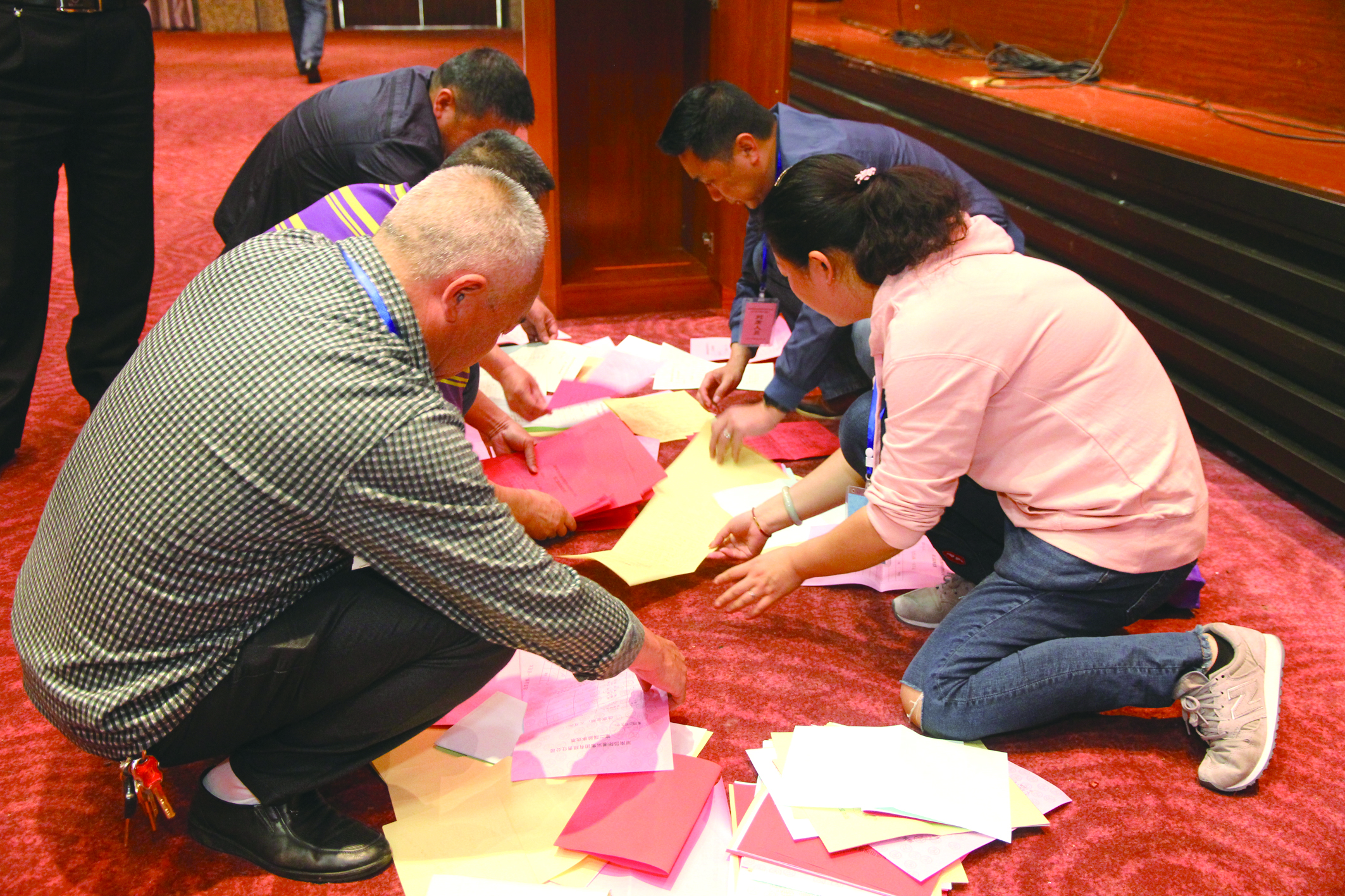 圖為工作人員在仔細(xì)清理選票。