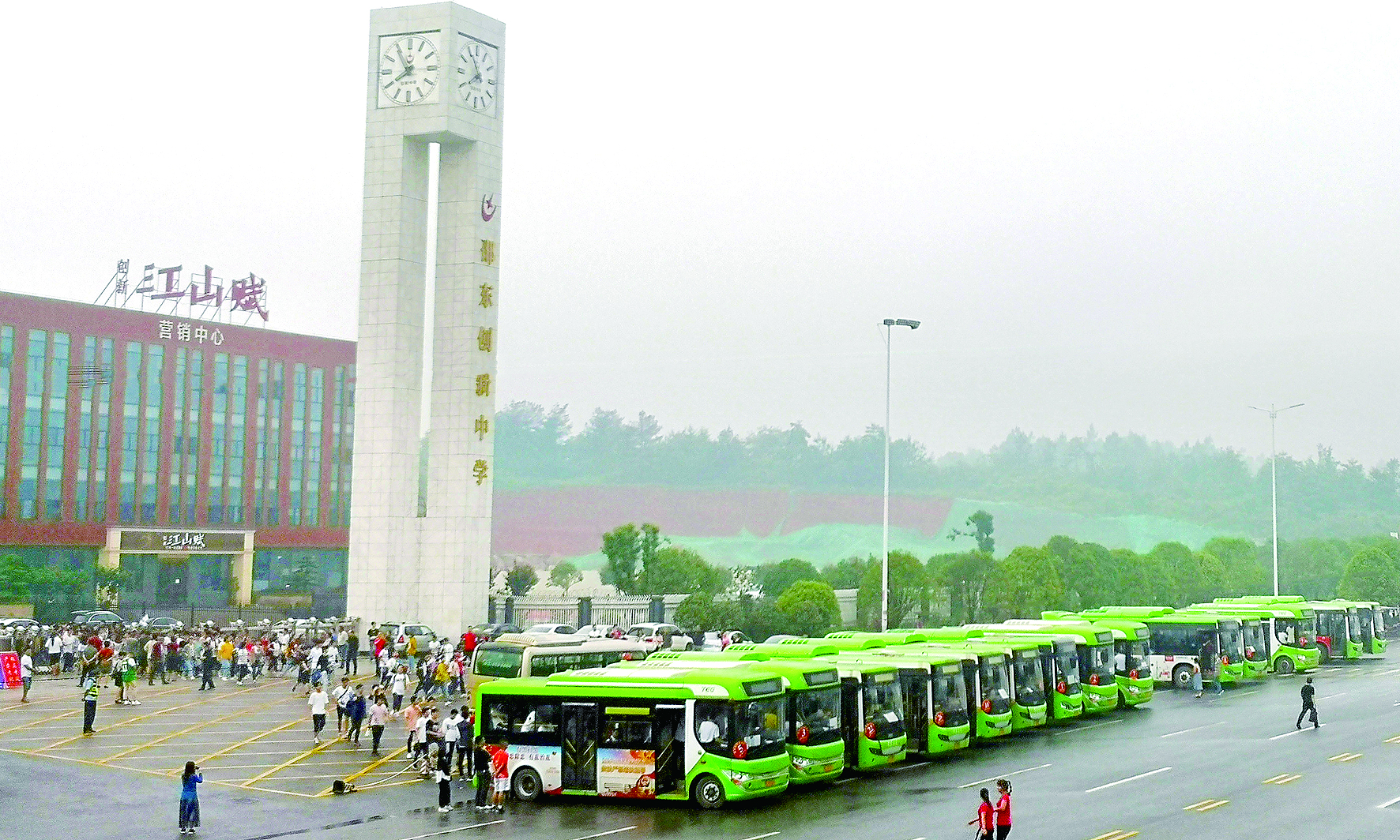 愛心送考 多方給力 邵東公汽 （尹向連報道） 為認(rèn)真貫徹落實邵東縣高考交通運(yùn)輸保障工作會議精神，確保2019年高考接送工作安全、平穩(wěn)、萬無一失，邵東公汽公司領(lǐng)導(dǎo)未雨綢繆，提前要求車隊做好應(yīng)急預(yù)案。高考前夕，該公司對全部運(yùn)營車輛進(jìn)行安全檢查；對駕駛員進(jìn)行培訓(xùn)教育，加強(qiáng)了路檢路查，加大了對“三品”的檢查力度；要求所有的駕駛員“無聲”駕駛，特別是在靠近考點位置，嚴(yán)禁公交車鳴笛，并調(diào)低了報站聲音，在調(diào)度中心后臺，循環(huán)發(fā)送降噪提醒，為考生營造一個安靜的考試環(huán)境。 同時，該公司就運(yùn)力安排、車輛安全、優(yōu)質(zhì)服務(wù)、照顧考生等方面做了全面部署，并協(xié)調(diào)交警就送考車輛行駛線路做了具體規(guī)劃。另規(guī)定高考期間，憑準(zhǔn)考證的考生與陪考家長可以一起免費(fèi)乘坐公交車。 據(jù)悉，本次共派出近100輛新能源純電動公交車為5000多名莘莘學(xué)子提供接送服務(wù)，贏得了服務(wù)學(xué)校領(lǐng)導(dǎo)及家長的點贊。