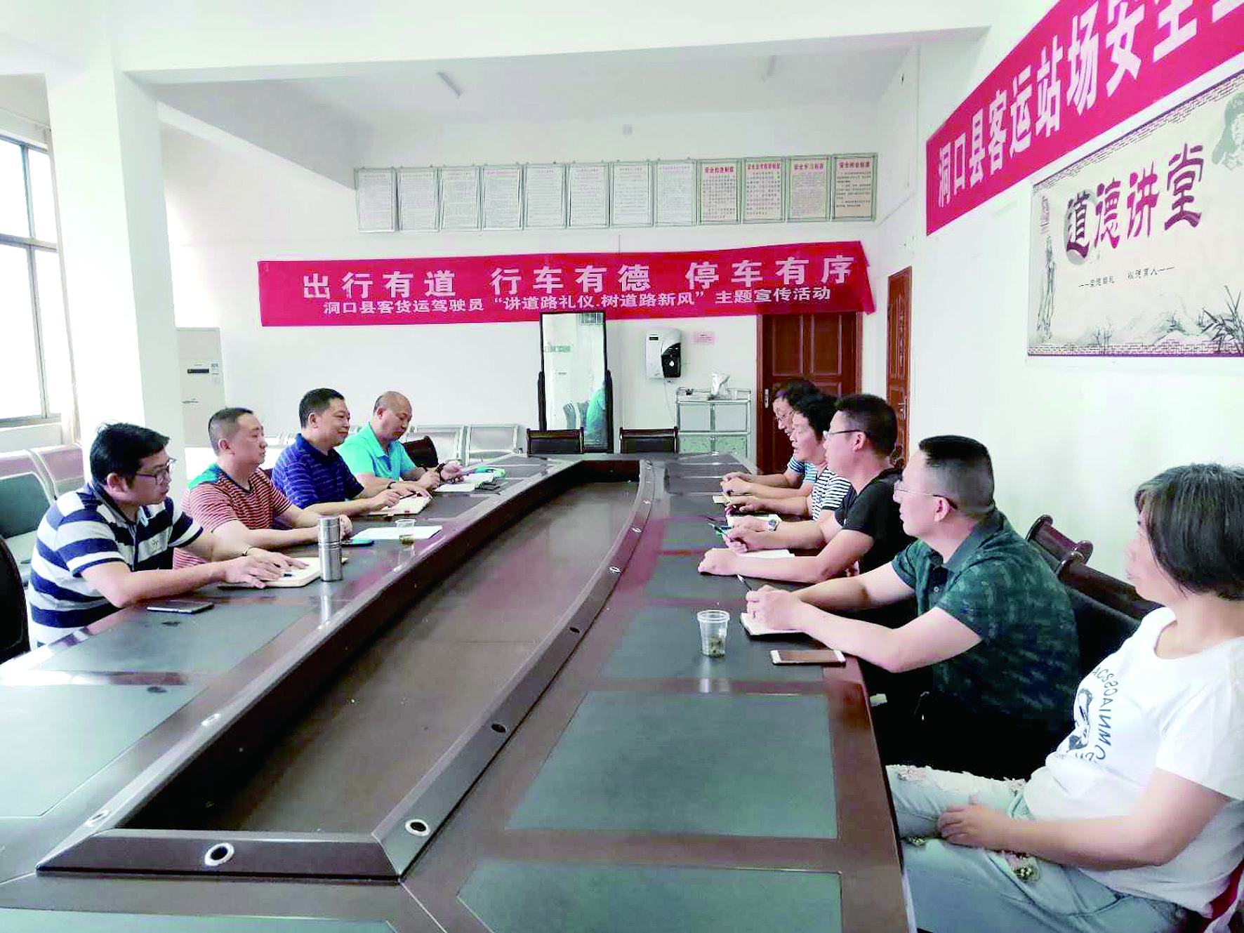 6月12日至13日，集團(tuán)公司董事、副總經(jīng)理唐新宇率辦公室、房產(chǎn)基建、企管部門負(fù)責(zé)人深入分公司就門面合同等事項(xiàng)進(jìn)行核查和清理，并對(duì)門面經(jīng)營狀況調(diào)研。據(jù)悉，兩天時(shí)間核對(duì)門面合同144份。 ? 為切實(shí)加強(qiáng)企業(yè)內(nèi)部管理，集團(tuán)公司決定對(duì)全司門面管理開展清理，成立集團(tuán)公司門面清理領(lǐng)導(dǎo)小組以抓好此項(xiàng)工作。圖為唐新宇（左二）在洞口客運(yùn)分公司部署相關(guān)工作。 祖冠 攝影報(bào)道