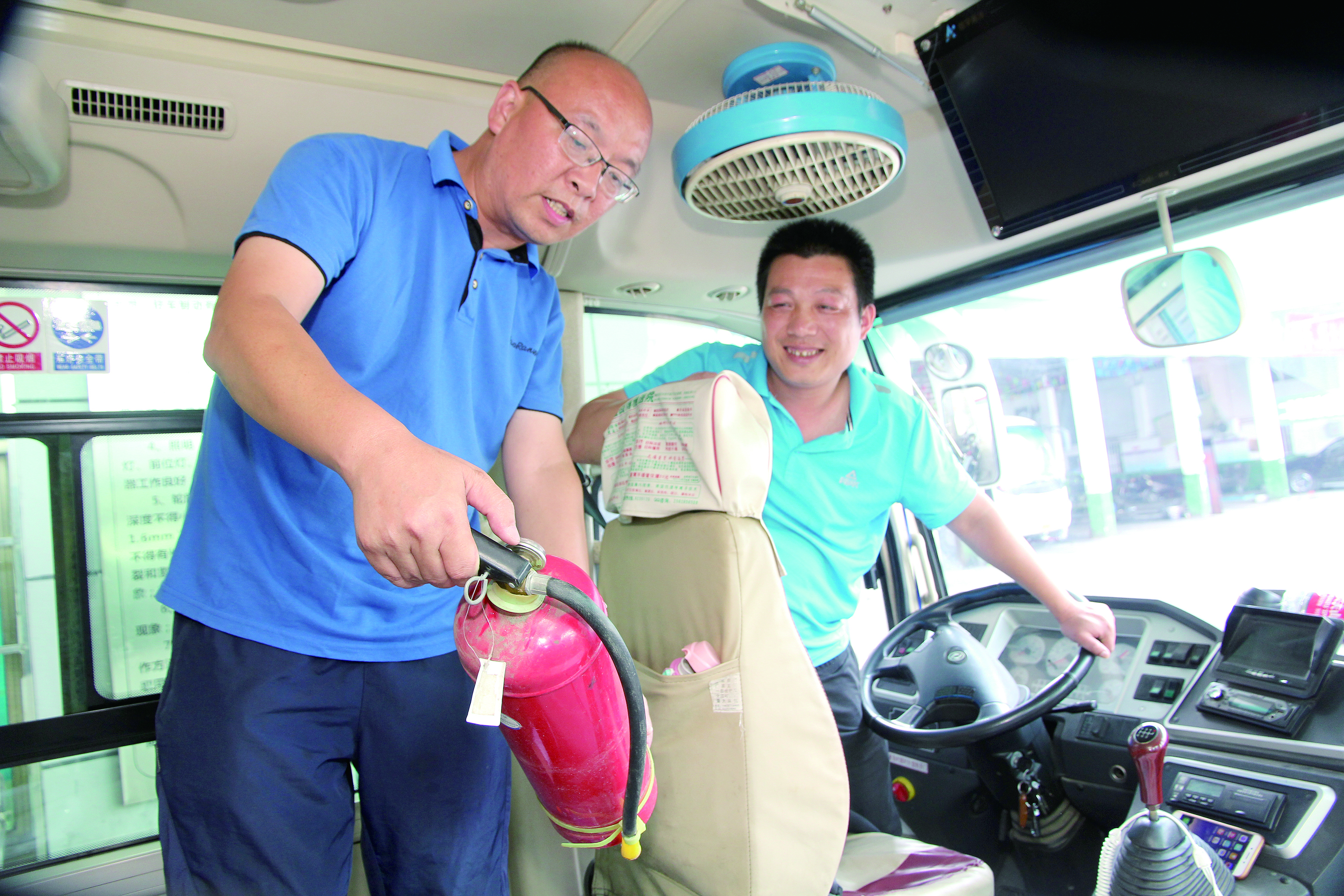 安全稽查兩不誤 ——記集團(tuán)公司優(yōu)秀共產(chǎn)黨員、隆回汽車西站副站長李擁政 肖秀華