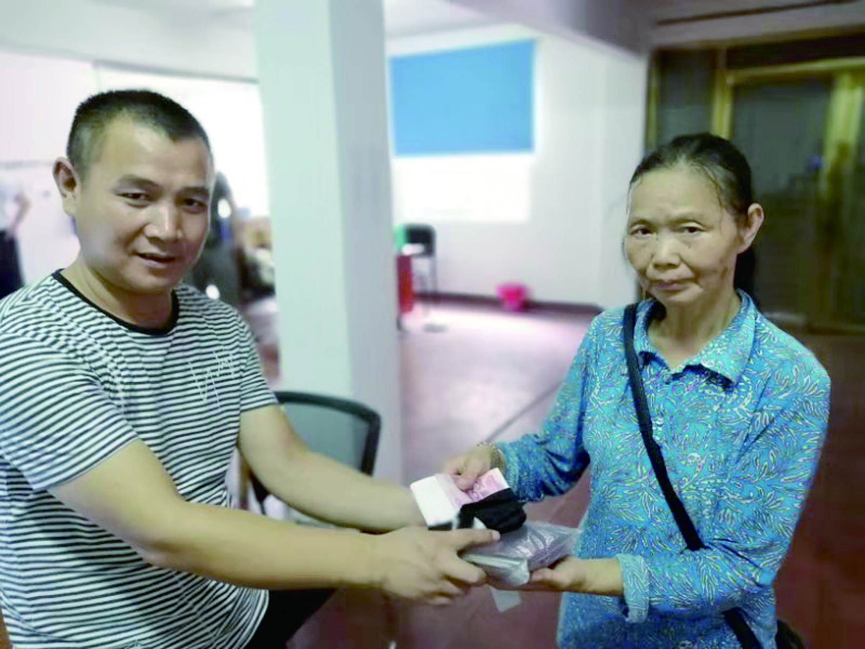 點贊！6500元現(xiàn)金完璧歸趙 （王智春 李高雄報道）